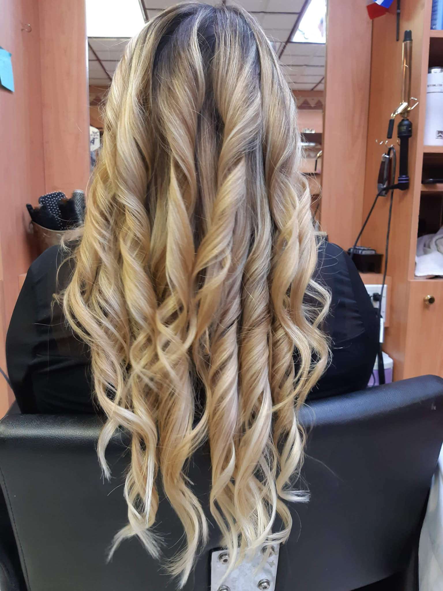 Longues ondulations blondes