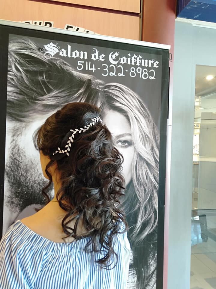 Coiffure femme avec accessoire noir